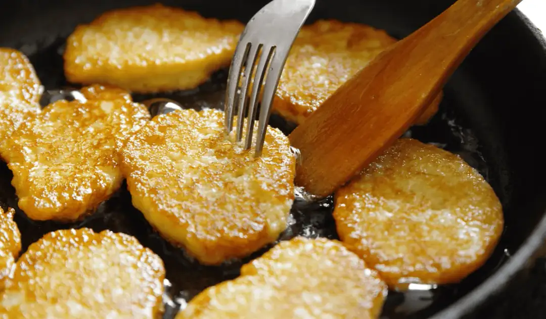 Jajko w plackach ziemniaczanych? Sekret idealnego przepisu, który musisz znać