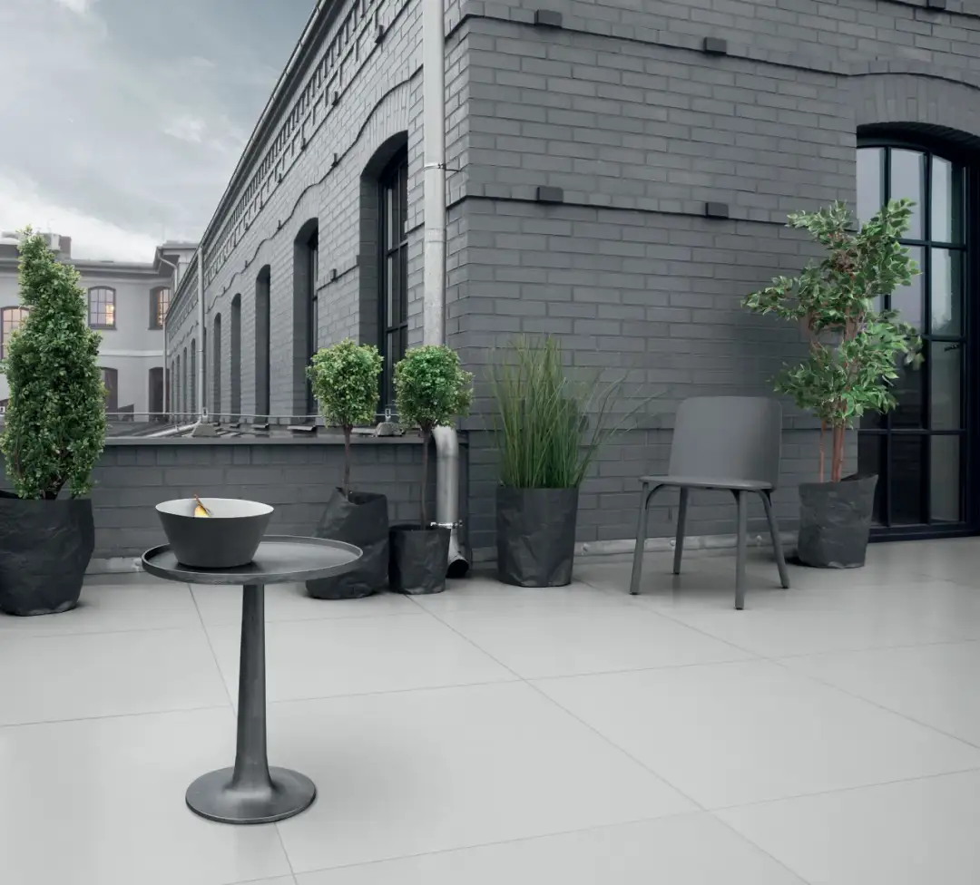 Płytki wielkoformatowe na tarasie – jak je zastosować na zewnątrz?