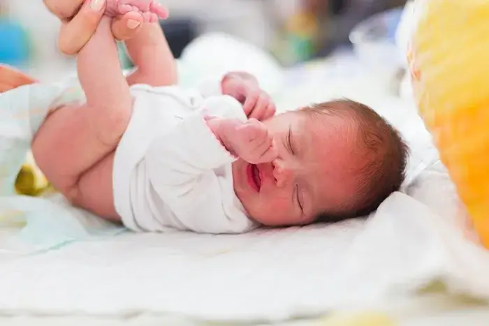 Jak często niemowlak robi kupki? Normy i niepokojące objawy