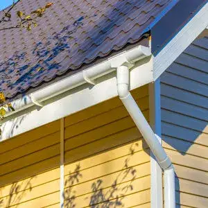 Jak montować rynny PCV: 7 kluczowych kroków dla początkujących