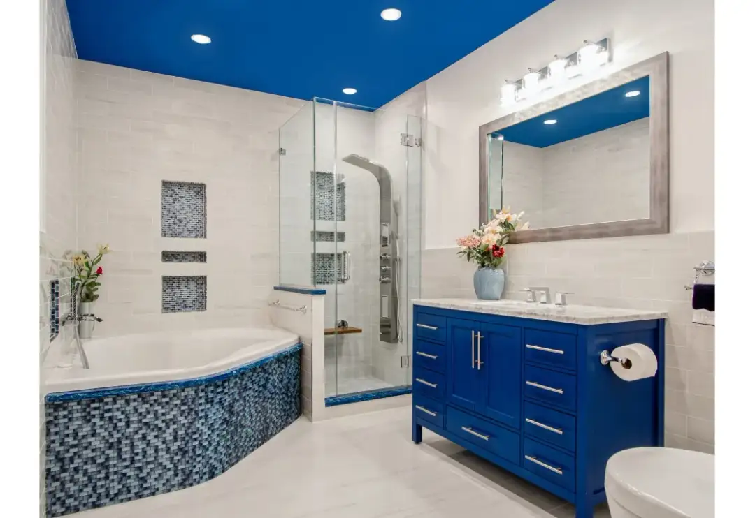 Najlepsze dodatki do niebieskiej łazienki: praktyczne pomysły na aranżację