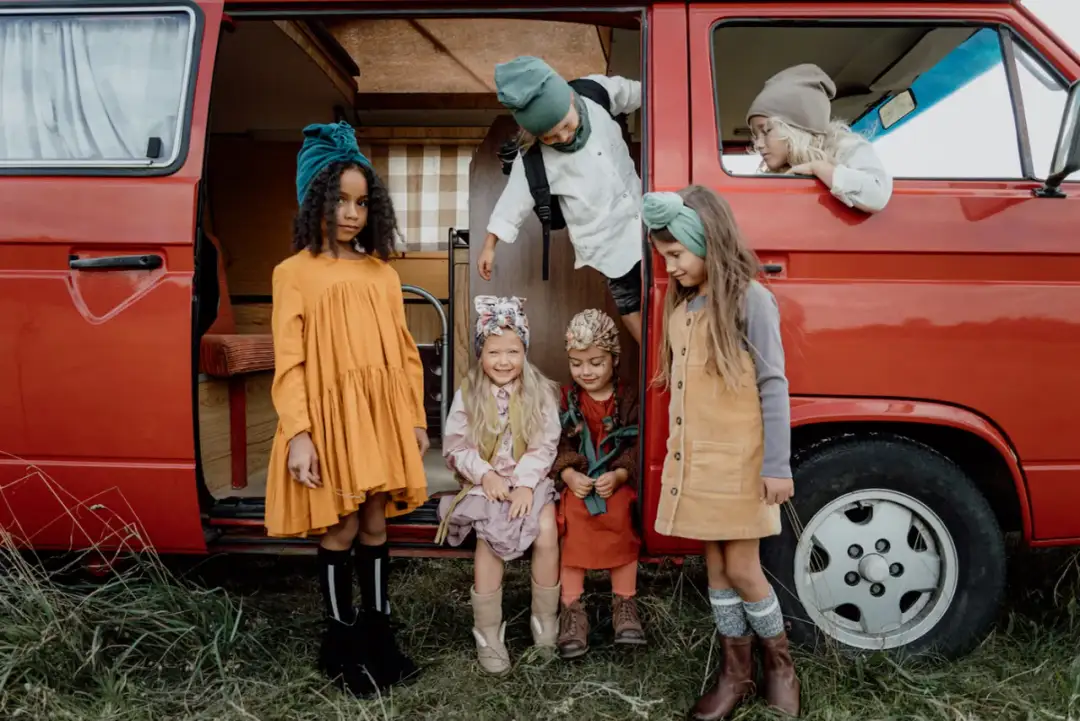 Jak ubrać dziecko w stylu retro: praktyczny poradnik dla rodziców