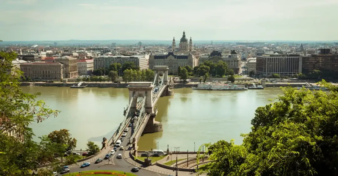 Filmowe kurorty: raj czy pułapka dla turystów? Analiza