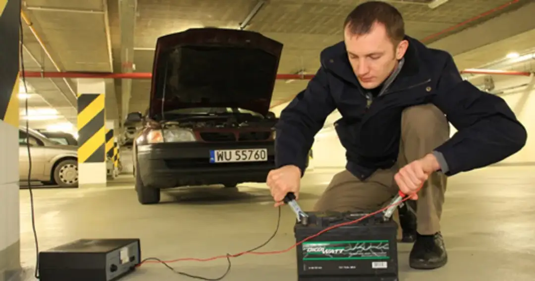 Jak sprawdzić czy prostownik ładuje akumulator - proste metody weryfikacji