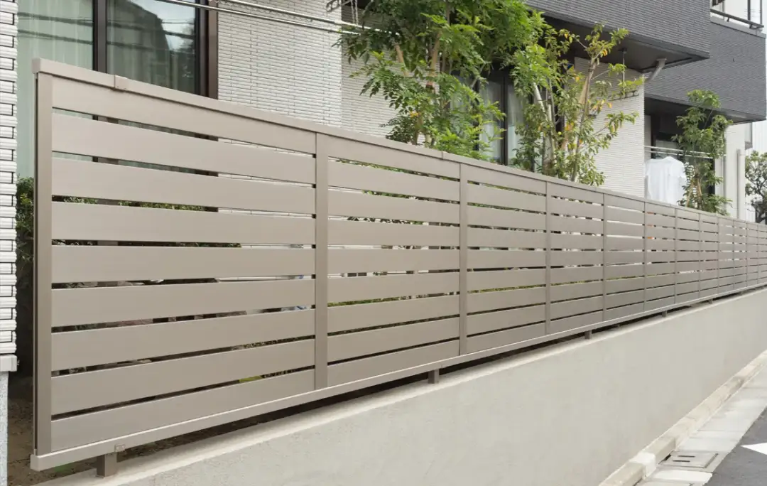 Jak zrobić ogrodzenie z deski kompozytowej, aby było piękne i trwałe