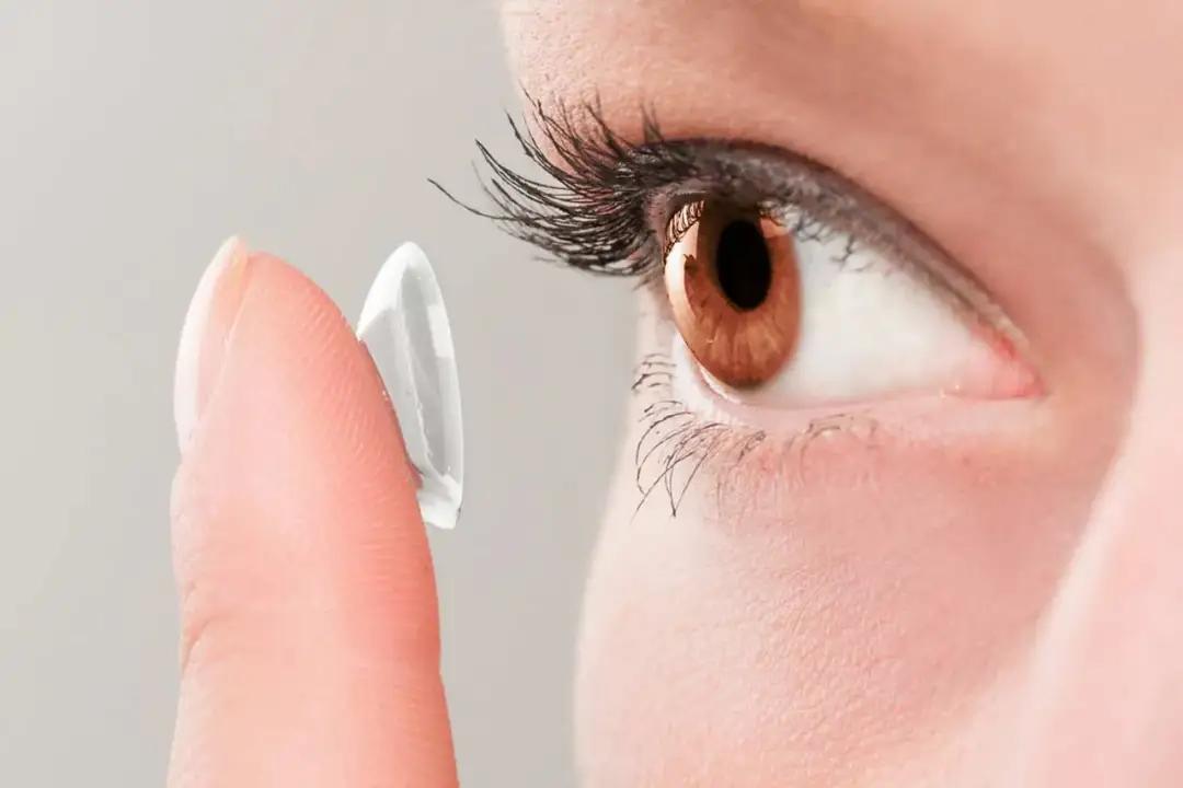 Okulary czy soczewki kontaktowe – co wybrać dla swojego komfortu?