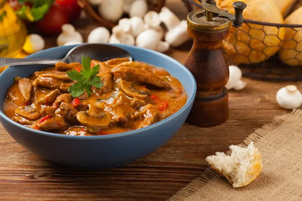 Jak zrobić zupę strogonow: przepis krok po kroku + porady