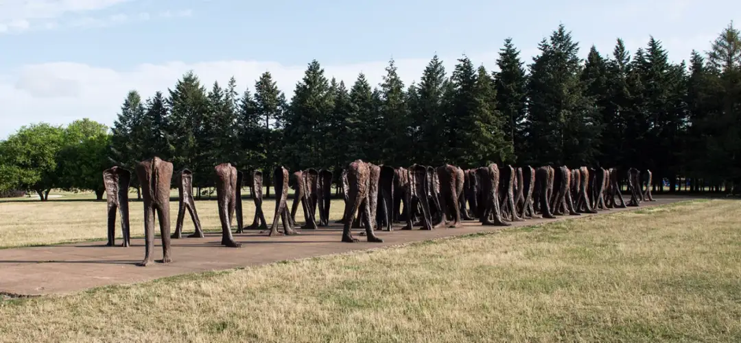 Rzeźby Nierozpoznani Magdaleny Abakanowicz: Tajemnice i znaczenie w Poznaniu