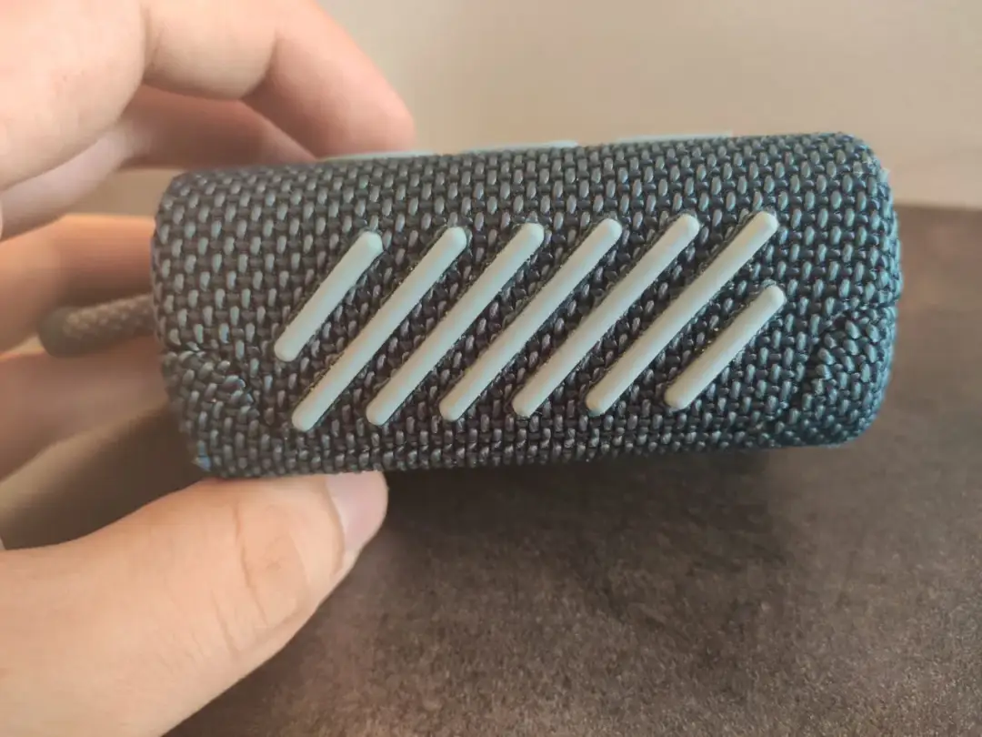 Czy JBL Go jest wodoszczelny? Sprawdź, czy przetrwa kontakt z wodą!