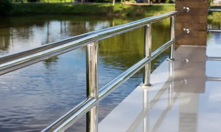 Jak skutecznie czyścić balustrady ze stali nierdzewnej bez uszkodzeń i z trwałym połyskiem