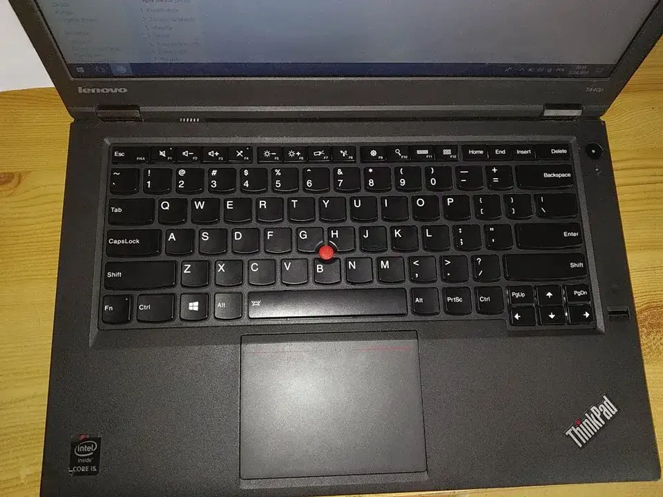 Ile przycisków ma standardowa klawiatura komputerowa? Poznaj różne typy klawiatur i liczbę klawiszy