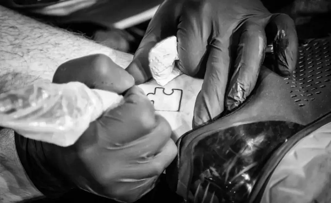 Tatuaż puzzle znaczenie: odkryj jego głębokie symbole i emocje