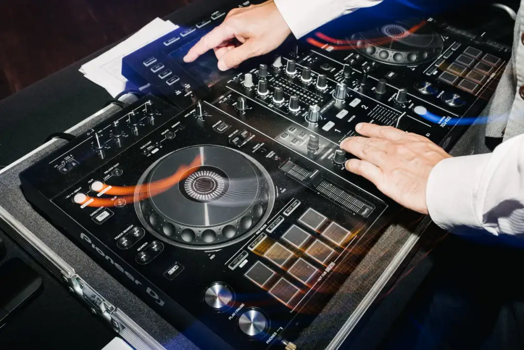 DJ czy orkiestra na wesele - wszystko co musisz wiedzieć przed wyborem