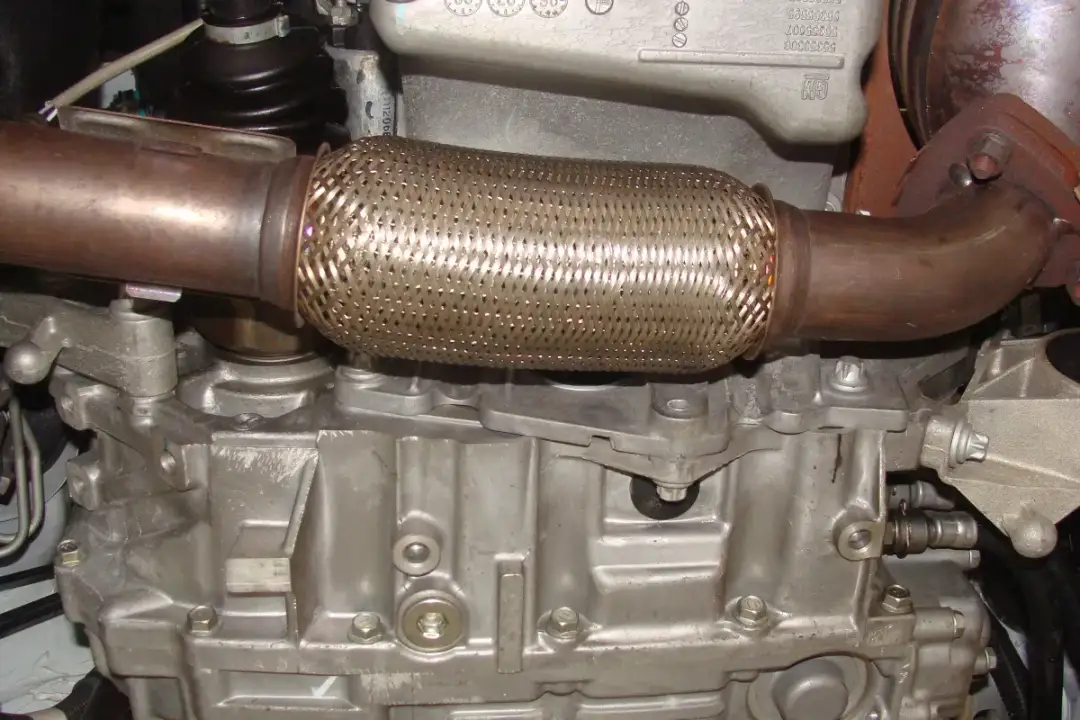 Objawy uszkodzenia złącza elastycznego wydechu – jak rozpoznać problem?