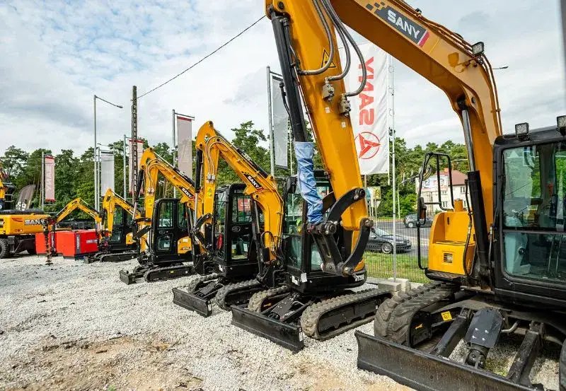 2025: Ile kosztuje godzina pracy koparki? Sprawdź cennik i stawki operatora