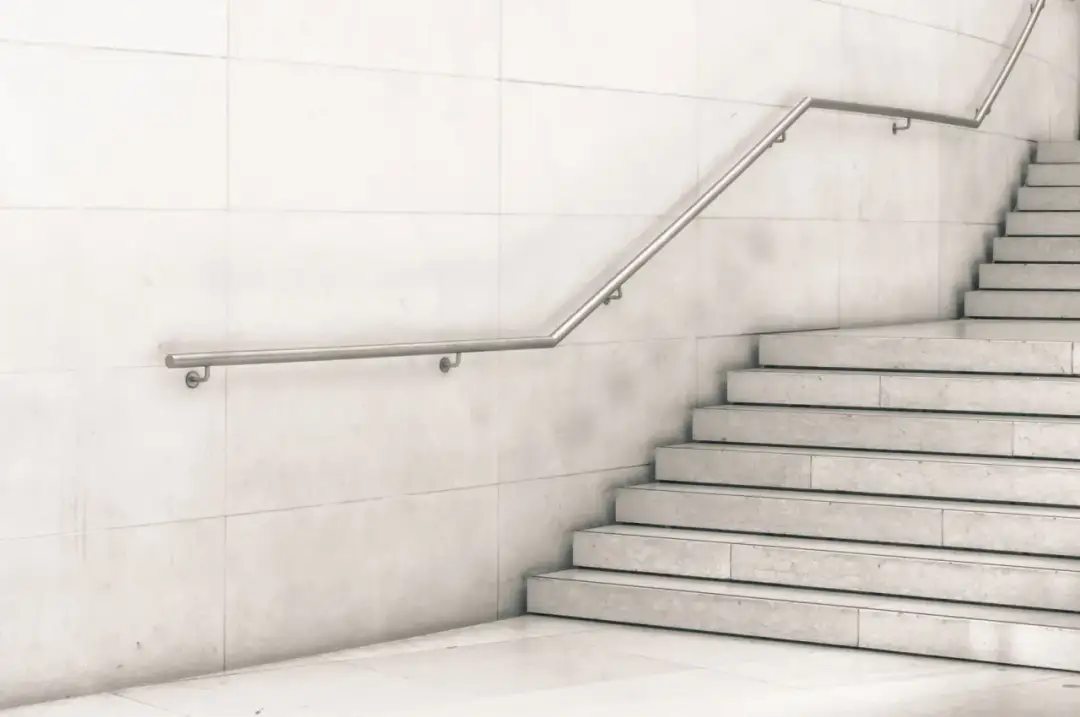 Pochwyt do schodów: wybór, montaż i konserwacja - poradnik