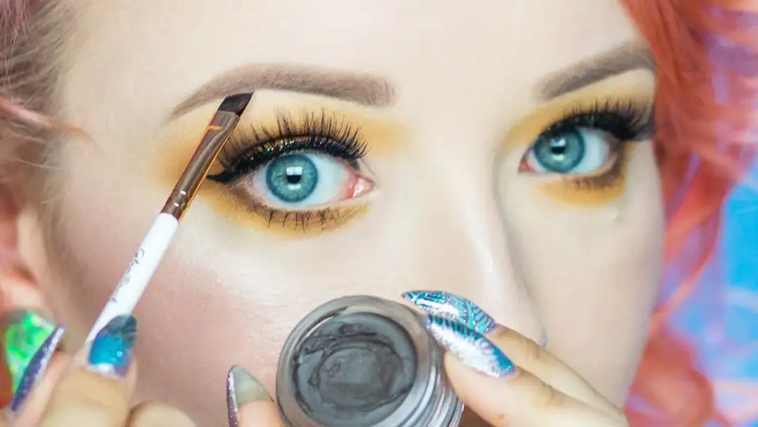 Jak malować brwi pomadą? Praktyczne wideo tutoriale na YouTube