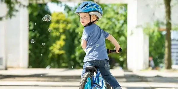 Jak ustawić siodełko w rowerku biegowym, aby dziecko było bezpieczne?