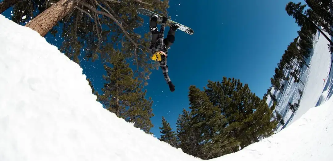 Jakie spodnie do snowboardu wybrać, aby uniknąć zimna i dyskomfortu?