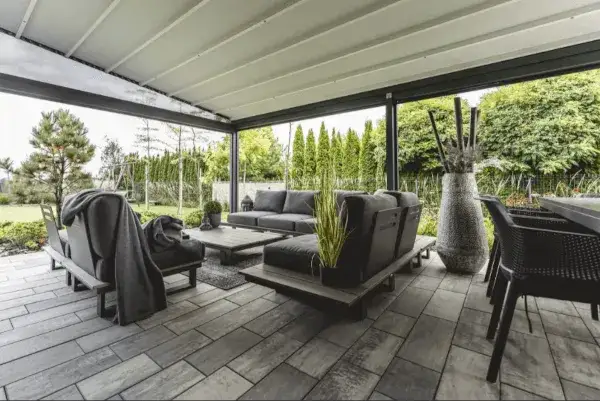 Czym zadaszyć taras drewniany? Odkryj najlepsze materiały i rozwiązania