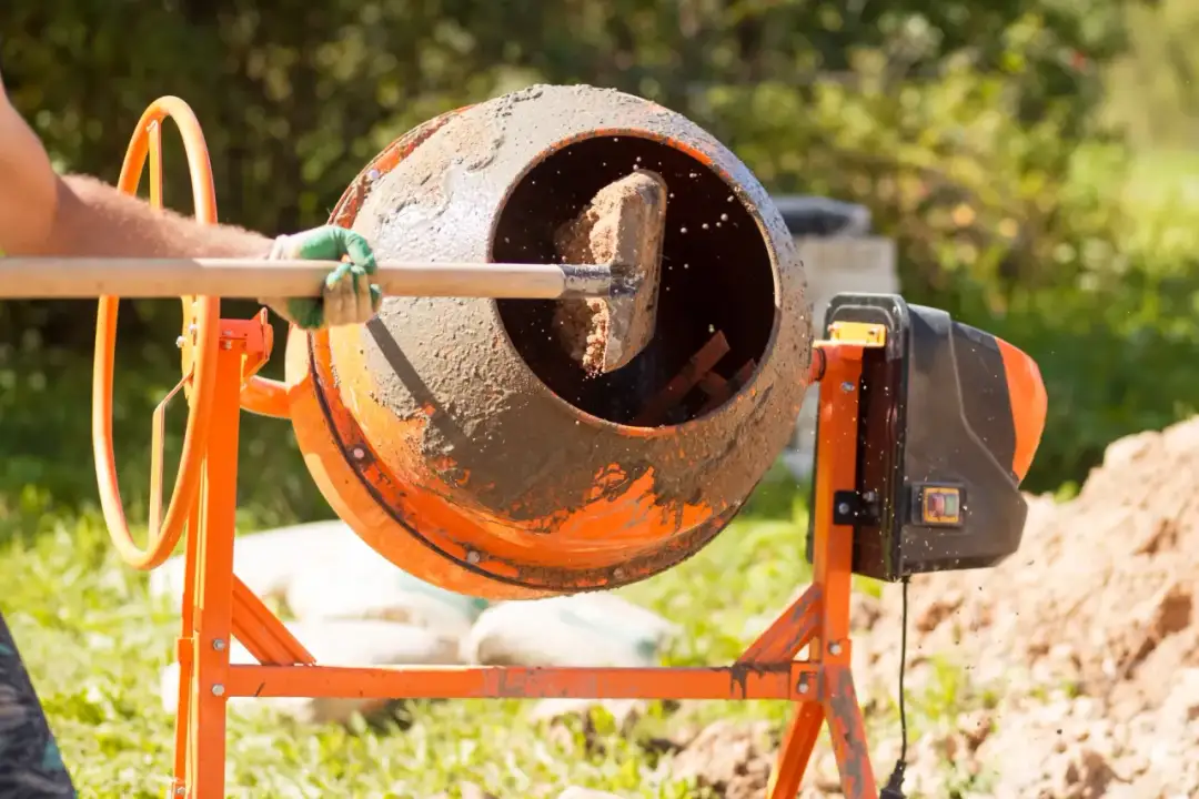 Ile łopat żwiru na 25 kg cementu? Oto kluczowe proporcje do betonu