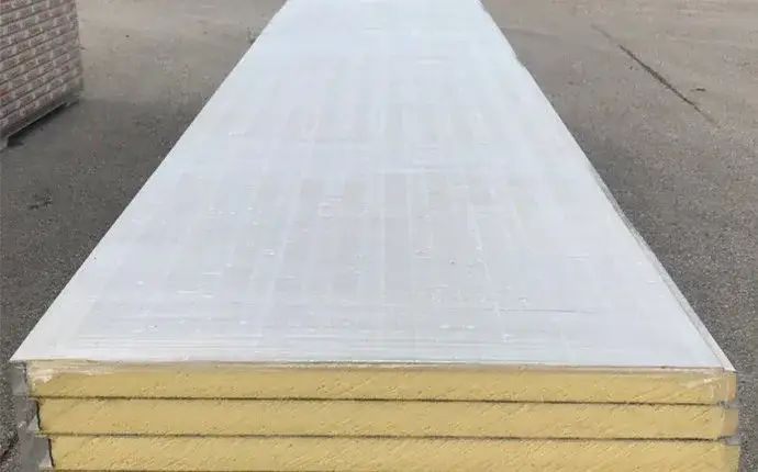 Toiture en panneaux sandwich : avantages, coûts et conseils d'installation