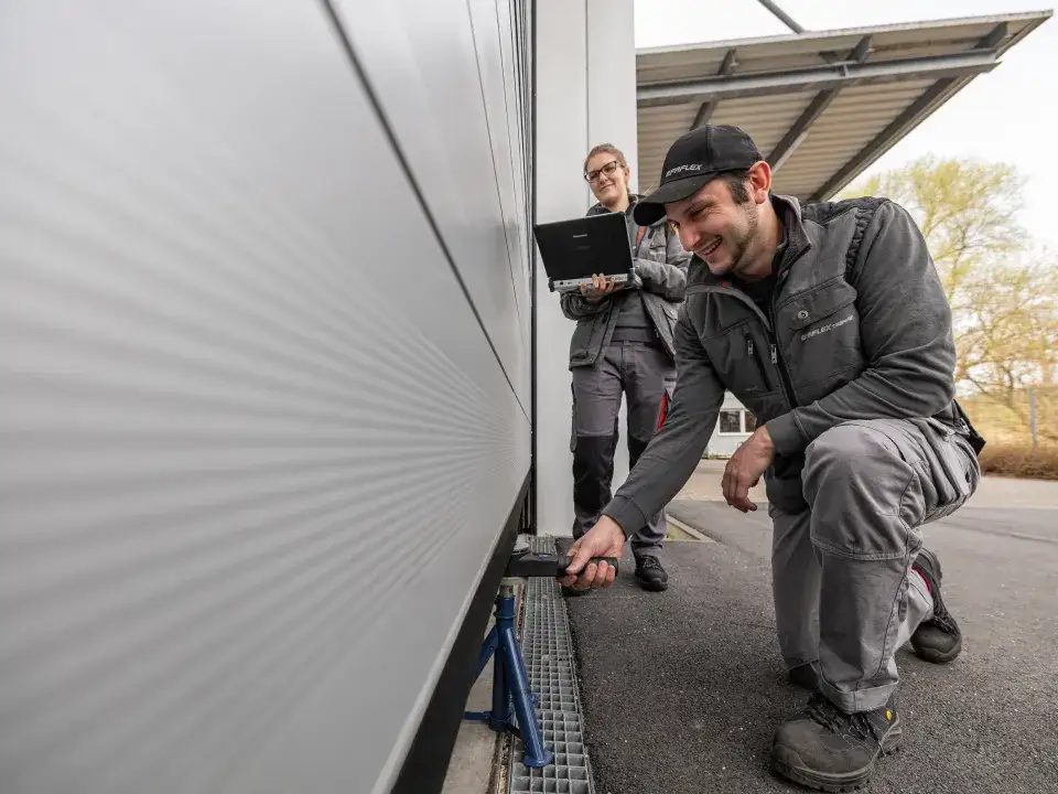 Bramy rolowane w halach produkcyjnych – klucz do płynnej logistyki