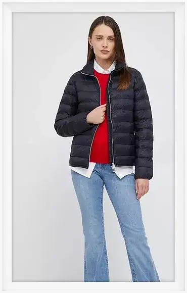 Jak nosić granatową kurtkę? Stylizacje na każdą okazję i porady dla każdego typu sylwetki