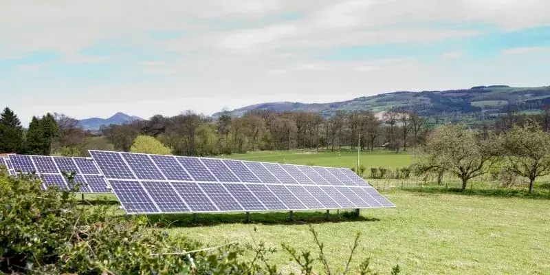 Panele słoneczne na działce: korzyści i wymagania instalacji