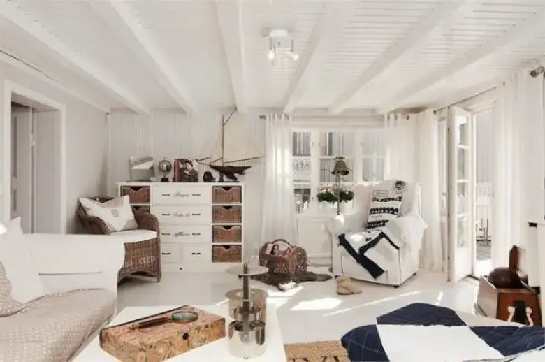 Białe deski na suficie: jak odmienić wnętrze aranżacją sufitową