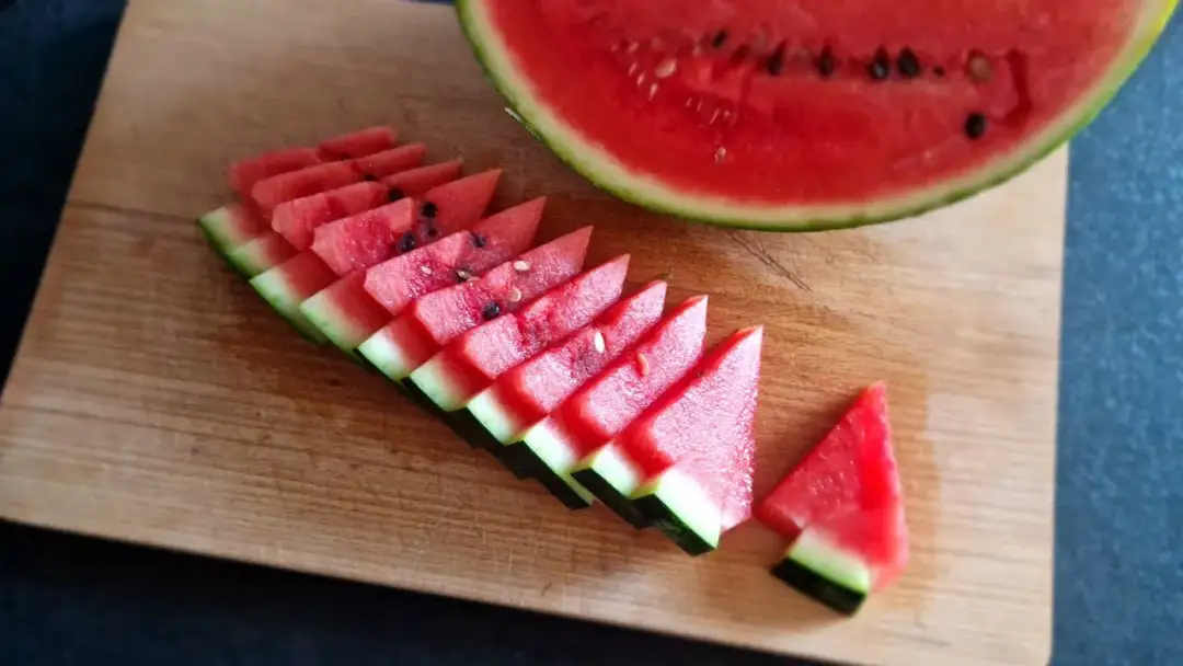 Jak pokroić arbuza na stół, by oczarować gości i zaimponować