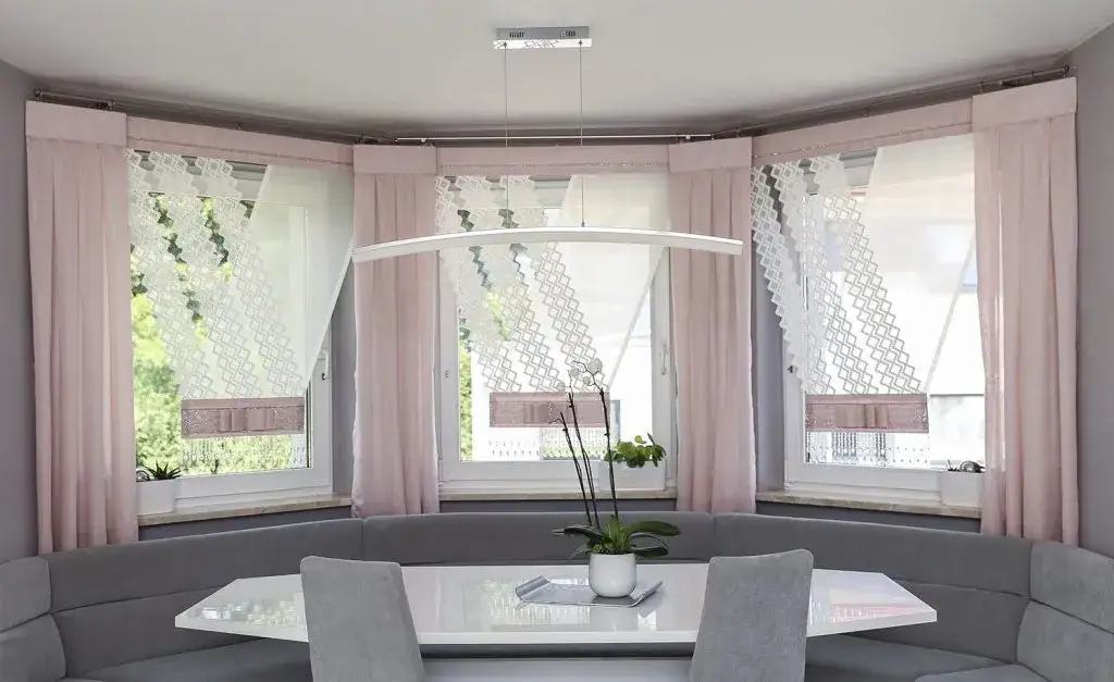 Firany do wykuszu: jak stylowo udekorować nietypowe okno