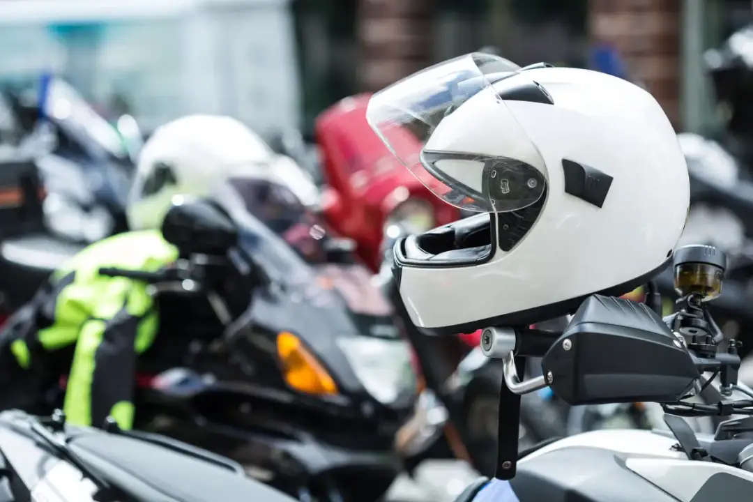 Jak czyścić kask motocyklowy, aby uniknąć nieprzyjemnych zapachów