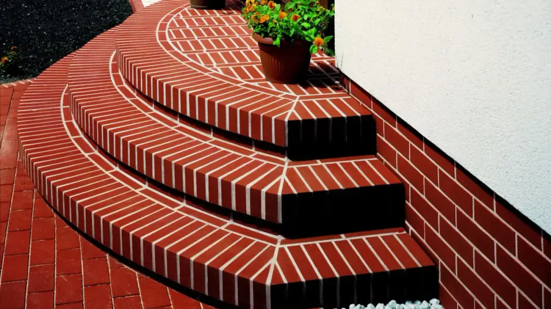 Klinkier czy gres na schody zewnętrzne – który materiał wybrać, by uniknąć błędów?
