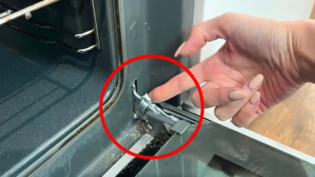 Jak wyczyścić drzwi od piekarnika i uniknąć trudnych plam