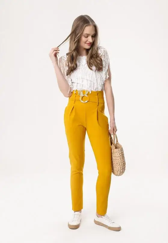 Jak nosić żółte spodnie? Modne stylizacje na każdą okazję i porady stylistów