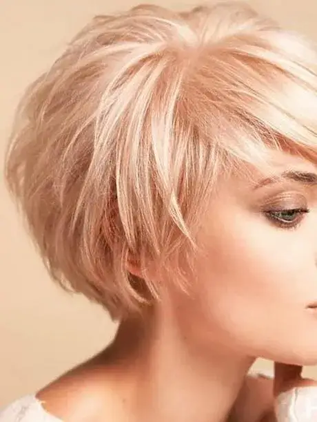 Najlepsze fryzury do owalnej twarzy damskiej - porady stylistów