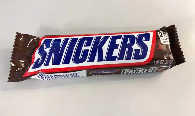 Ile kcal ma snickers? Zaskakujące informacje o kaloriach i składzie batonika.