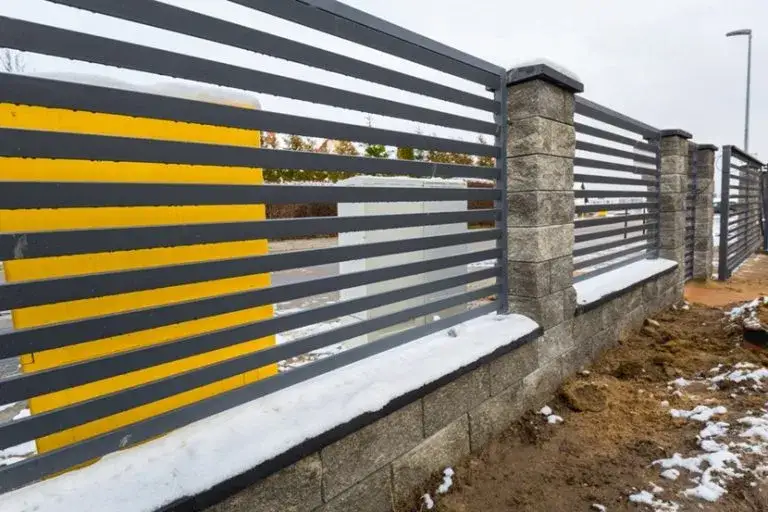 Czym obłożyć podmurówkę ogrodzenia: 8 najlepszych materiałów