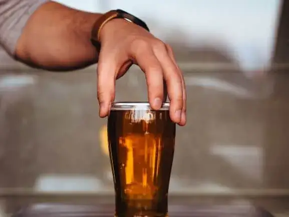 Czy alkohol zabija plemniki? Sprawdź, jak wpływa na płodność mężczyzn