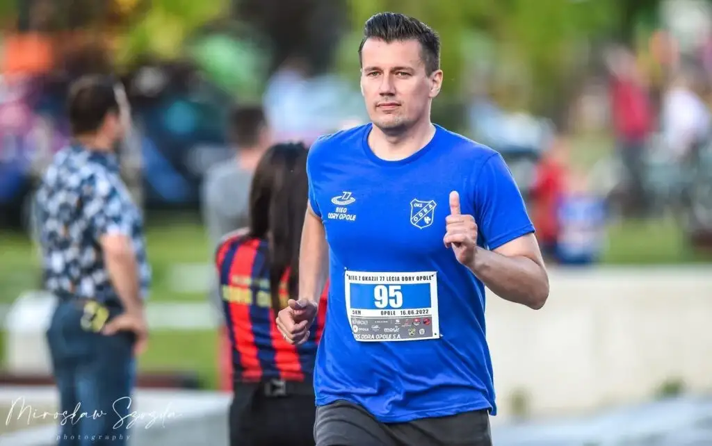 Wybór koszulek do biegania z nadrukiem: Trendy i porady