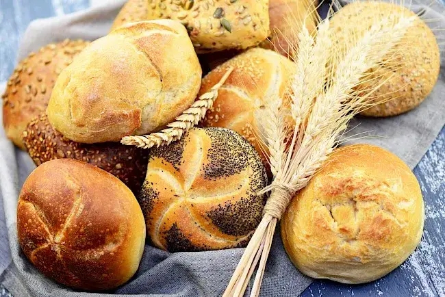 Ile kcal ma bułka: poznaj prawdziwe wartości kaloryczne pieczywa