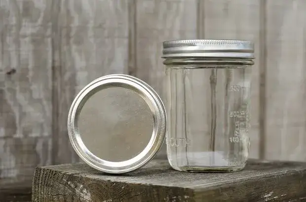 Jak wyparzać słoiki w piekarniku: skuteczna sterylizacja przed przetworami