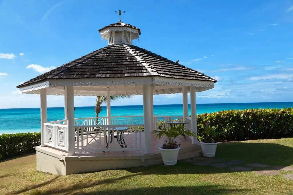 Czy altana wymaga pozwolenia na budowę? Sprawdź, zanim zaczniesz!