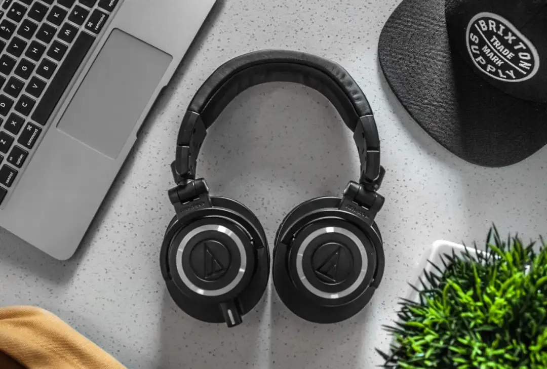 Słuchawki nauszne jakie wybrać: uniknij najczęstszych błędów przy wyborze