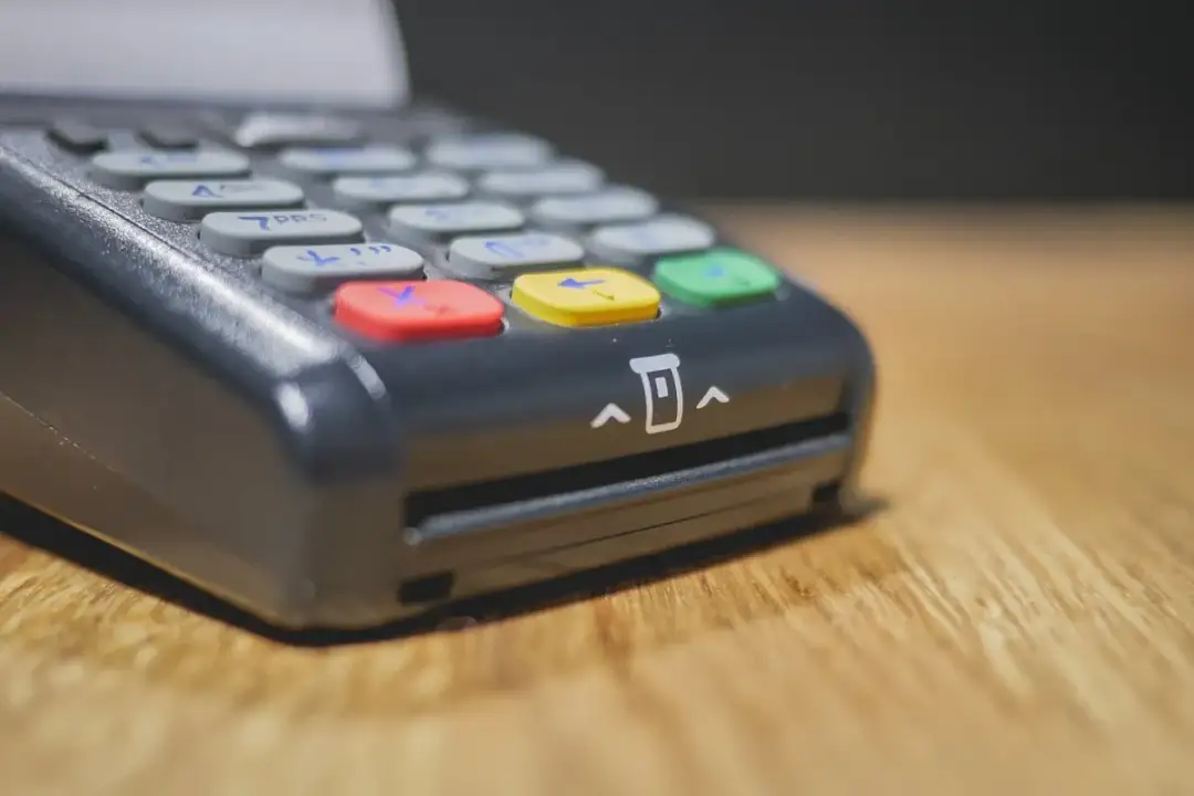 Na czym polega płatność BLIKiem i czy jest bezpieczna? Sprawdź korzyści i wady