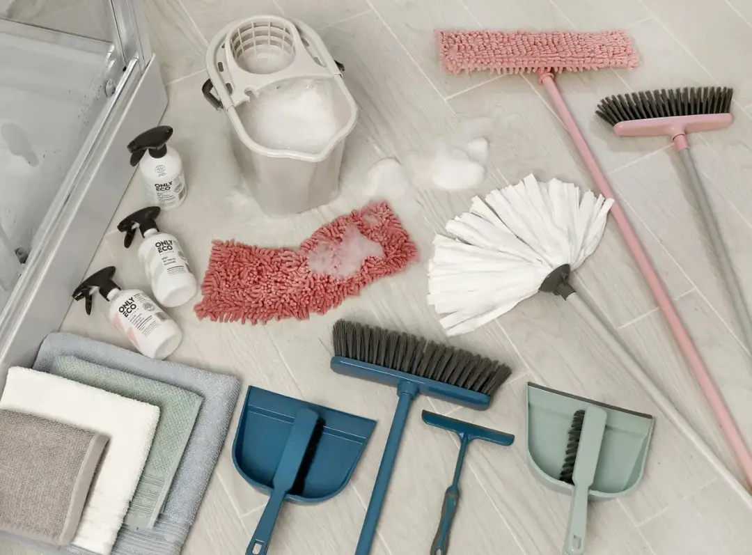 Jak skutecznie myć podłogę z płytek bez smug i uszkodzeń – sprawdzone metody