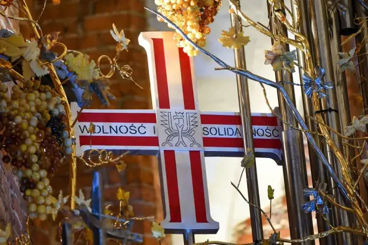 Krzyż Pamięci Ofiar Stanu Wojennego: Symbol Walki o Wolność