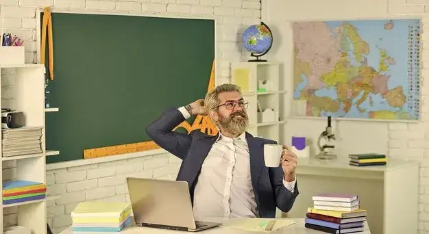 Wakacyjne obowiązki pomocy nauczyciela: praca czy odpoczynek?