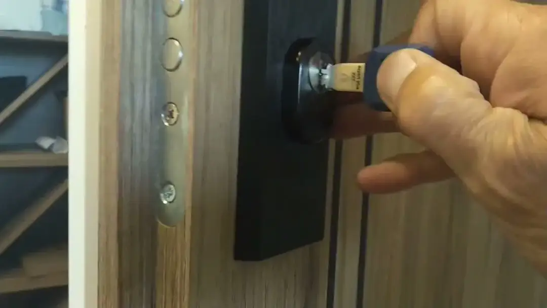 Jak zablokować drzwi skutecznie i bezpiecznie, aby uniknąć włamania